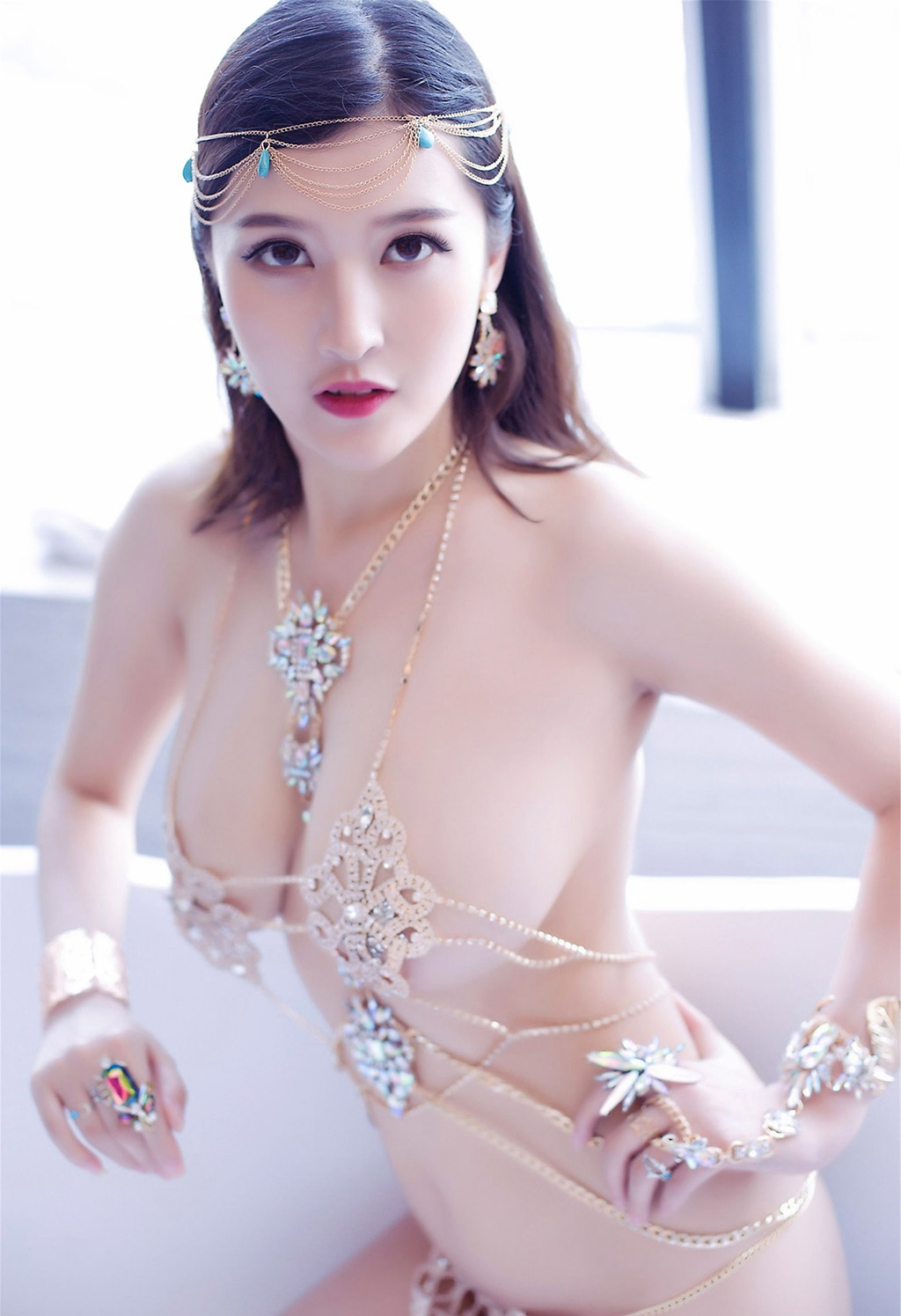 Shuang Sheng Alina see-through rhinestone chain clothing and semi-transparent lace tight-fitting clothing