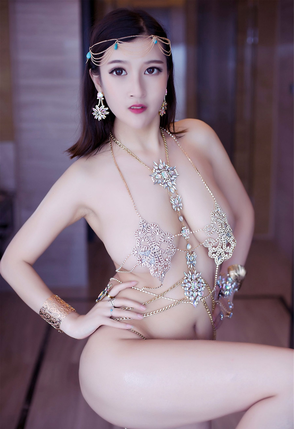 双笙をソウセイ、Alinaをアリナとして、透視水钻链衣と半透明蕾丝緊身衣を翻訳すると：  ソウセイ アリナ シースルー ラインストーン チェーンドレス と セミトランスペアレント レース ボディスーツ