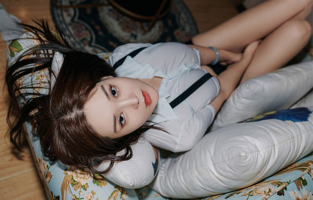 Yi Yang Silvia's Surging Huge Breasts Dominate the Screen with Visual Temptation