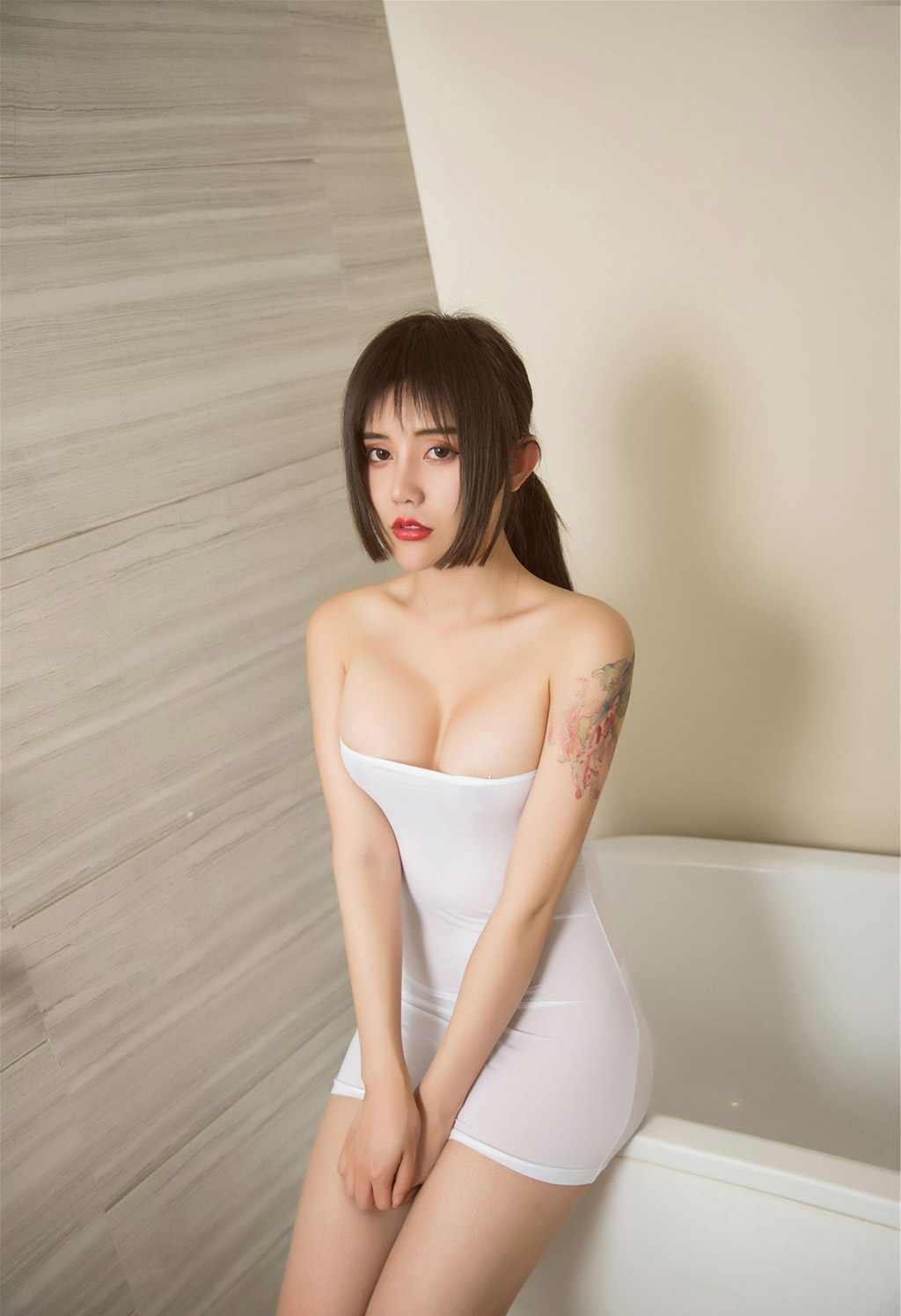 克里斯卓婭祺淋漓盡致浴室濕身妩媚