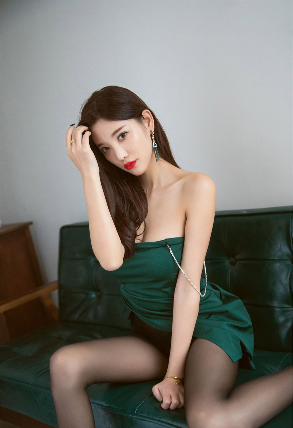Yang Chenchen sugar sexy black silk beautiful legs show perfect figure
