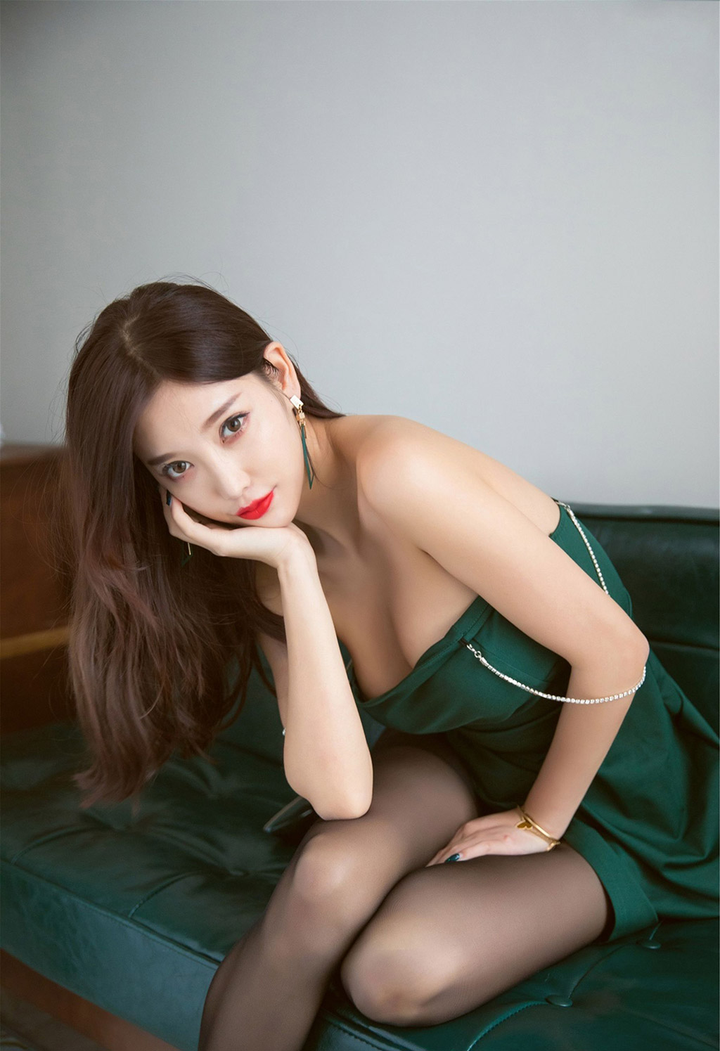Yang Chenchen sugar sexy black silk beautiful legs show perfect figure