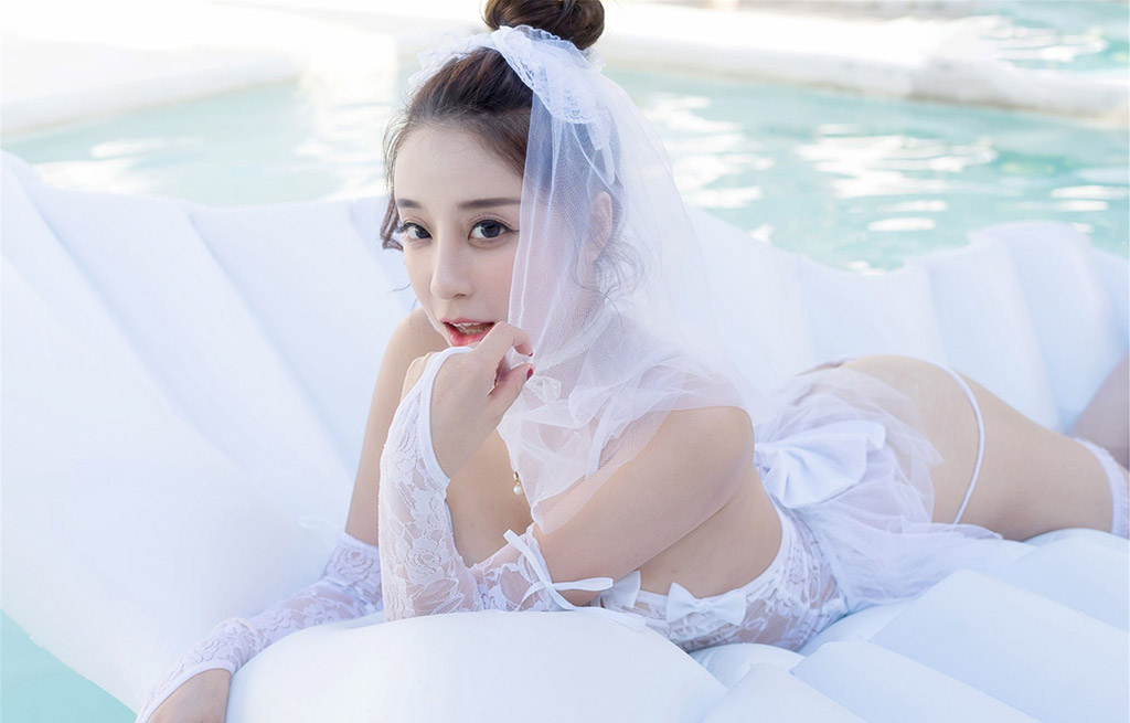 Xiaohui Cindy's elegant and sexy wedding dress, the ultimate alluring black silk.