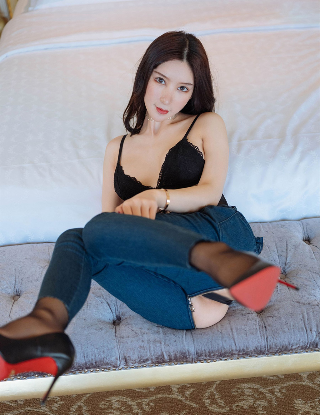 周于希桑迪黑絲美腿牛仔褲翹臀誘惑
