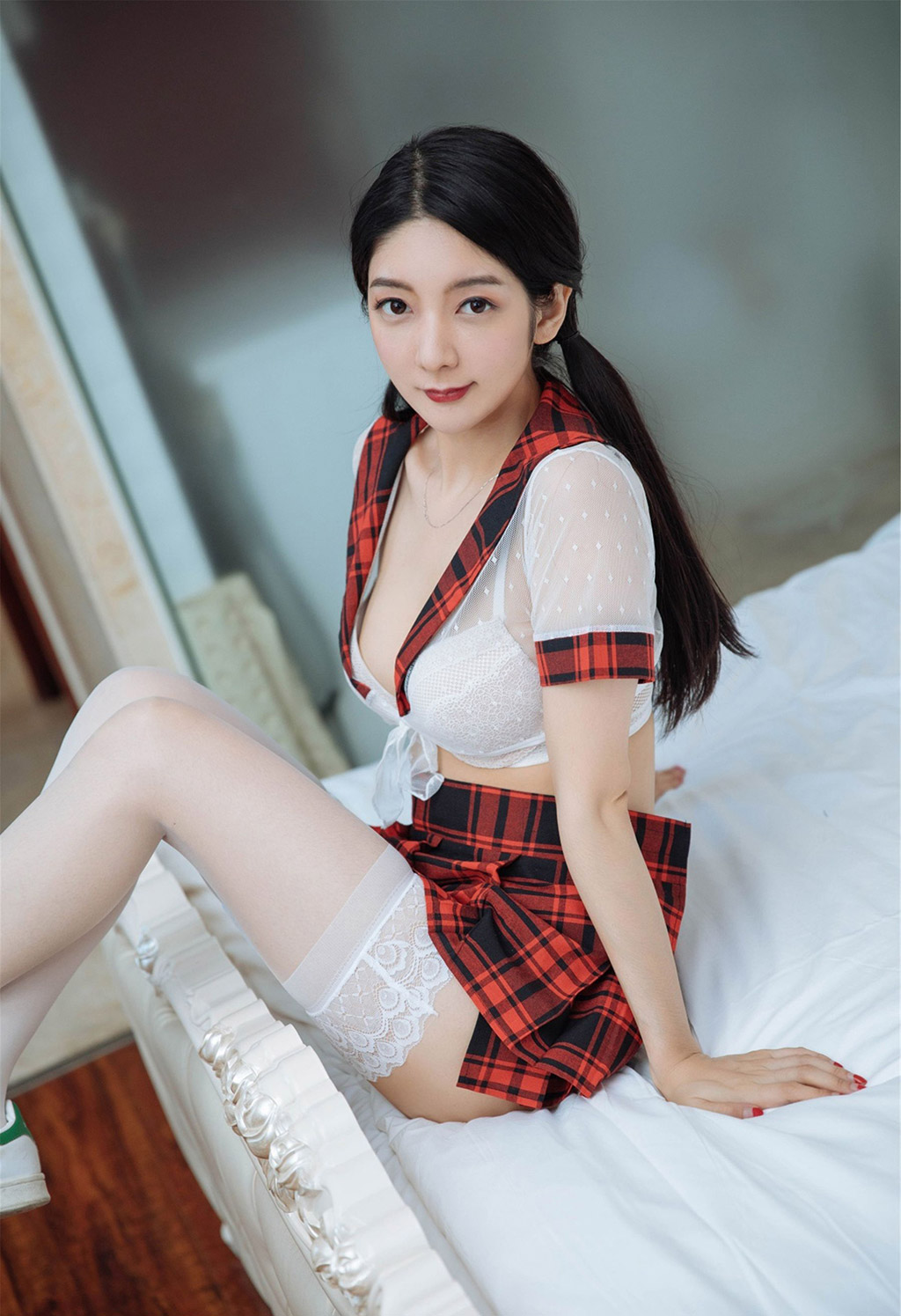 Angela likes the cat's ultimate black silk charming and gentle maid outfit series.
