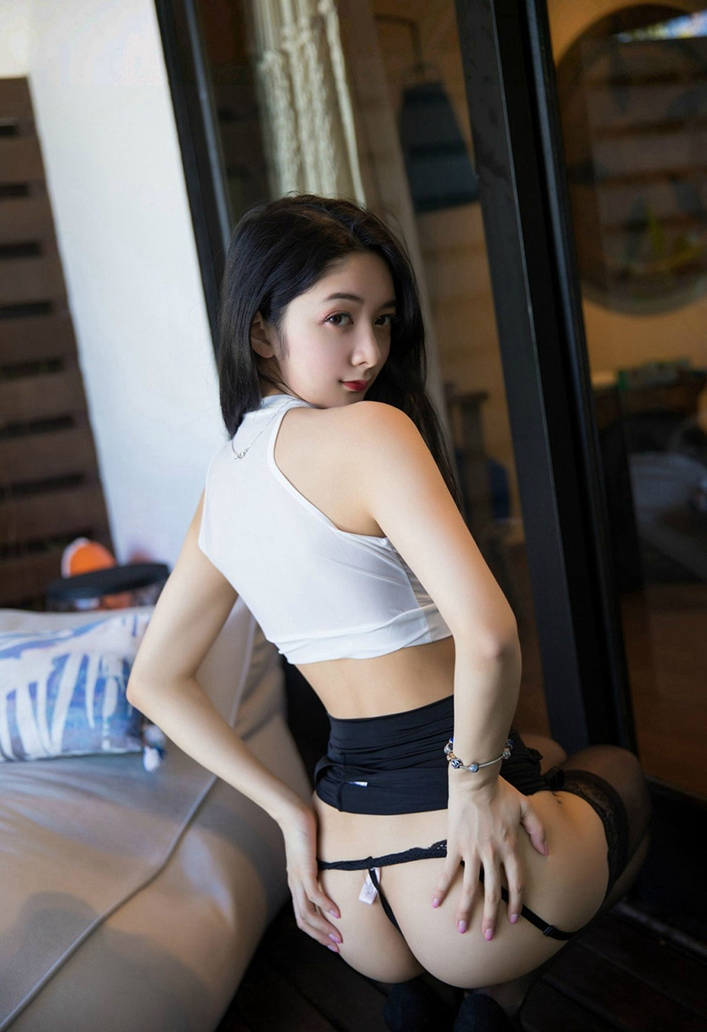 앤젤라가 고양이 뚫린 무늬 인쇄 레이스 아래의 가느다란 아름다운 다리를 좋아해