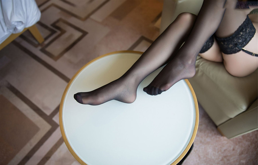 Zhou Yu Xi Sandy's sexy black silk beautiful legs gracefully entwine