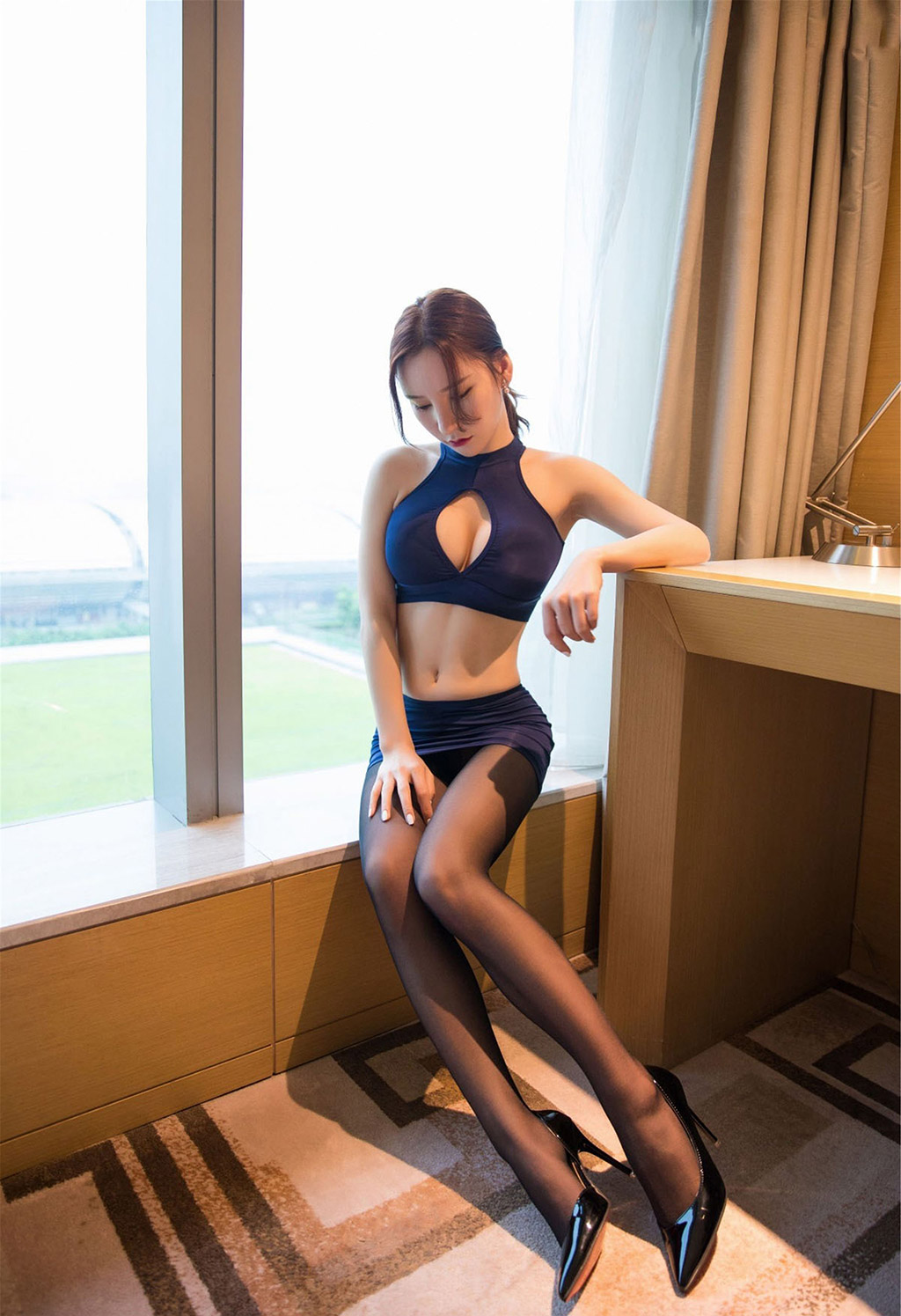 周于希サンディの青い短いスカートの下に伸びる黒いストッキングの魅惑