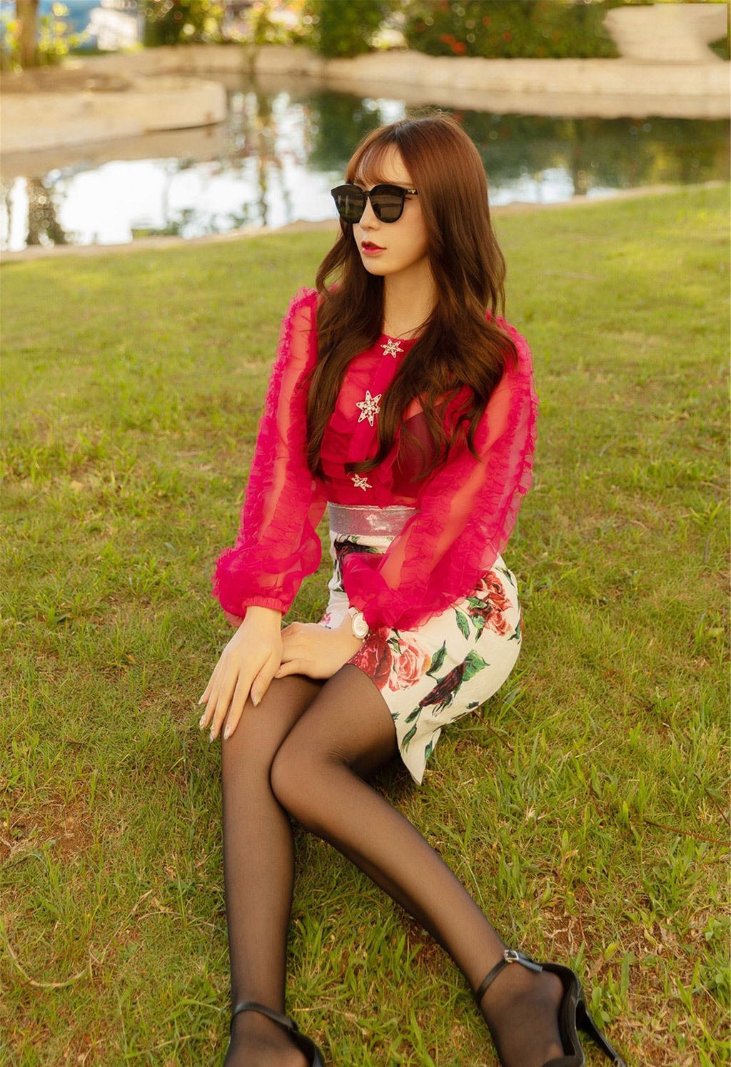 Chu Vũ Hy Sandy với vớ tất ren gợi cảm làm nổi bật mông mật