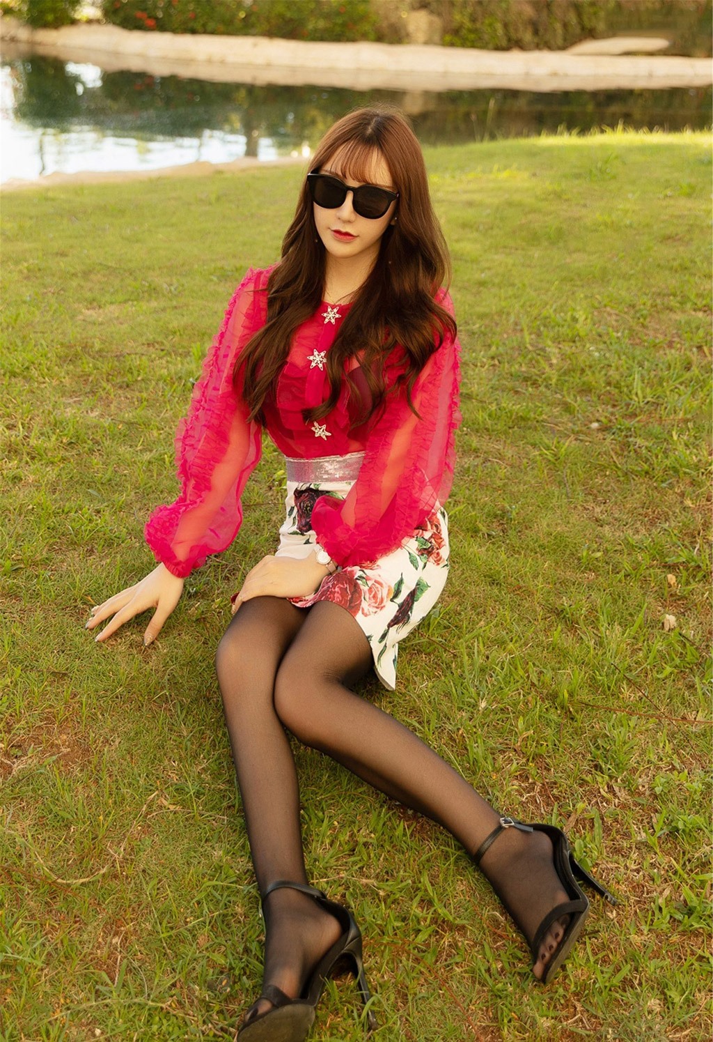 Chu Vũ Hy Sandy với vớ tất ren gợi cảm làm nổi bật mông mật
