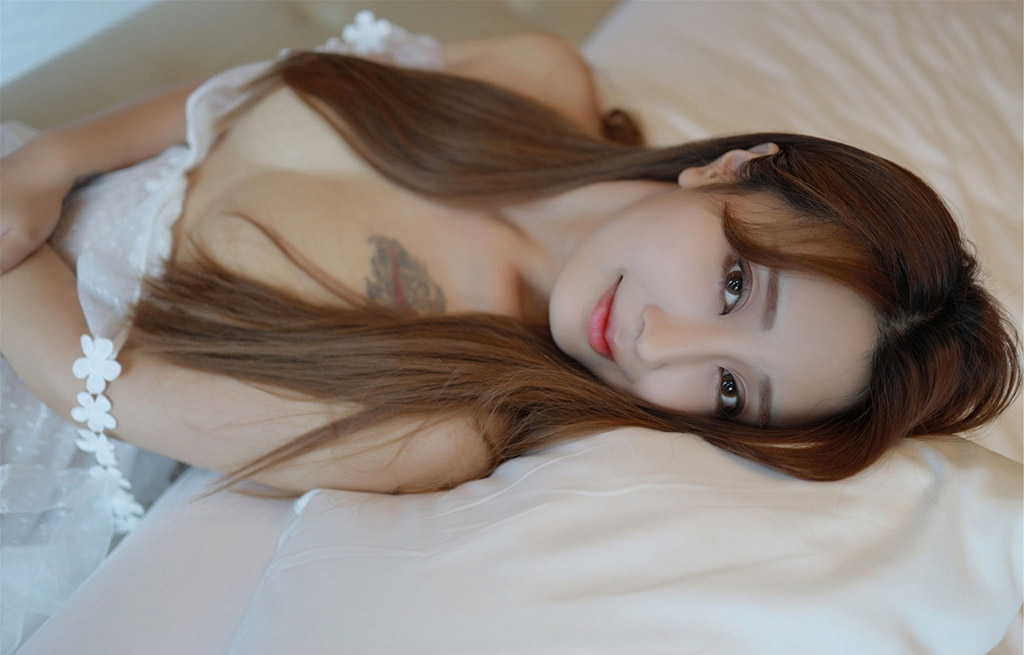 Đồ lót tinh xảo bán trong suốt của Nay Mei Nana không thể che đậy tội ác.