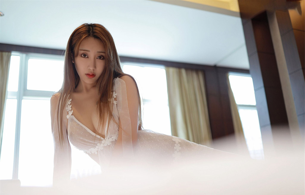 Đồ lót tinh xảo bán trong suốt của Nay Mei Nana không thể che đậy tội ác.
