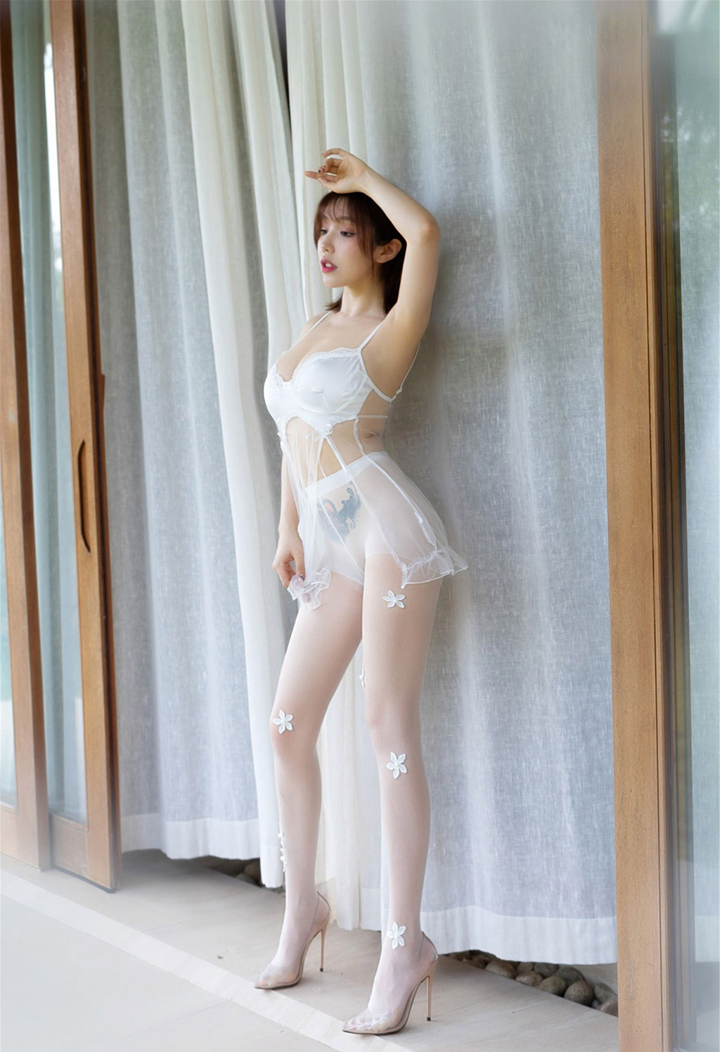 Huang Le Ran's light and thin see-through wedding dress paired with hazy stockings.