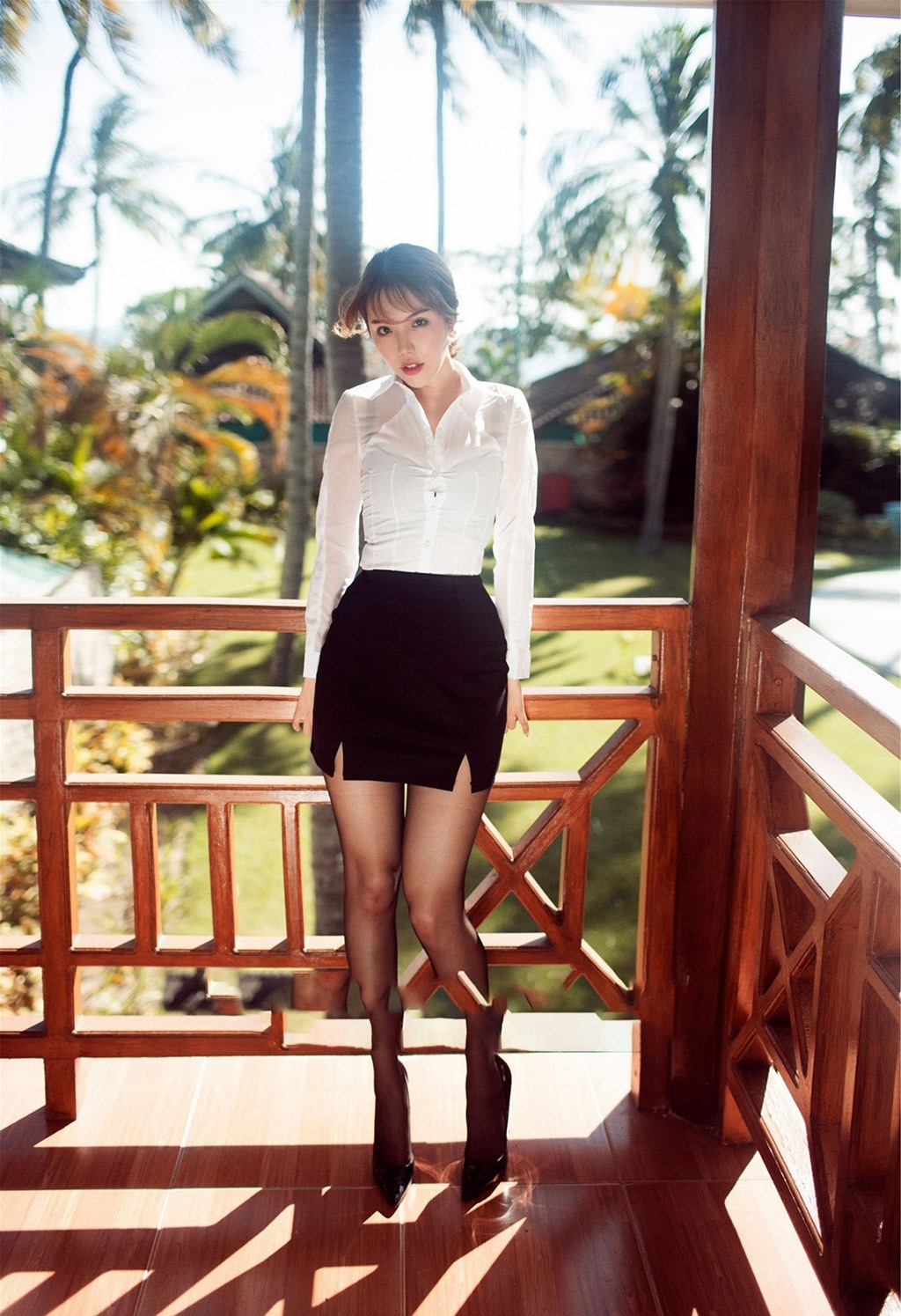 Huang Le Ran's outdoor sexy secretary outfit with black silk, lively and ultimate temptation.