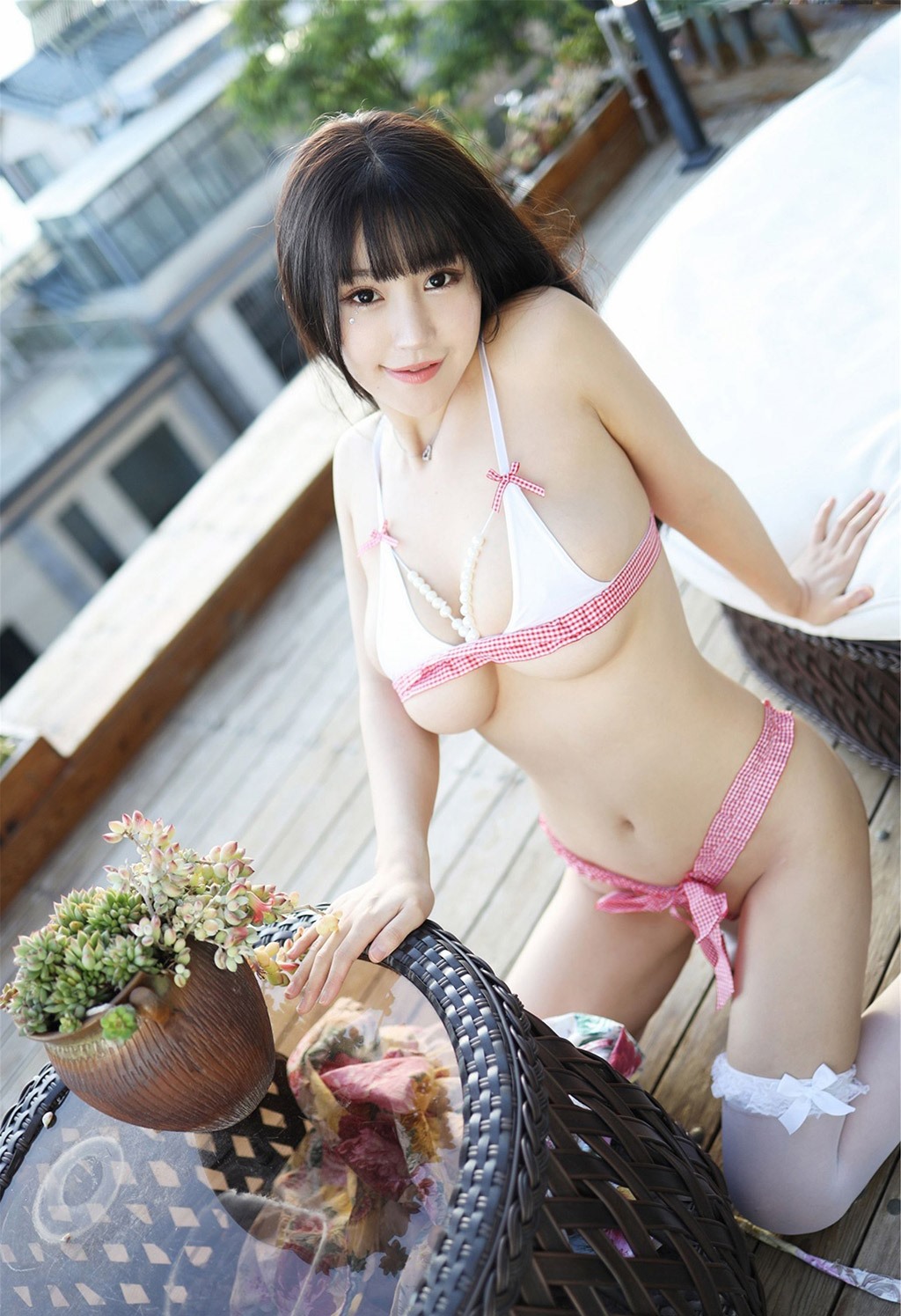 Flower Chu Khả Nhi ngoài trời với thân hình gợi cảm độc đáo cong vênh.