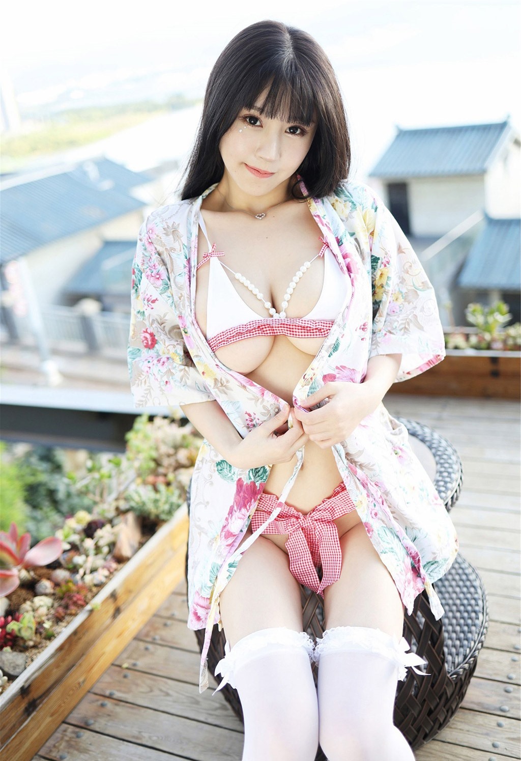 Flower Zhu Ke'er's outdoor uniquely curvaceous sexy figure