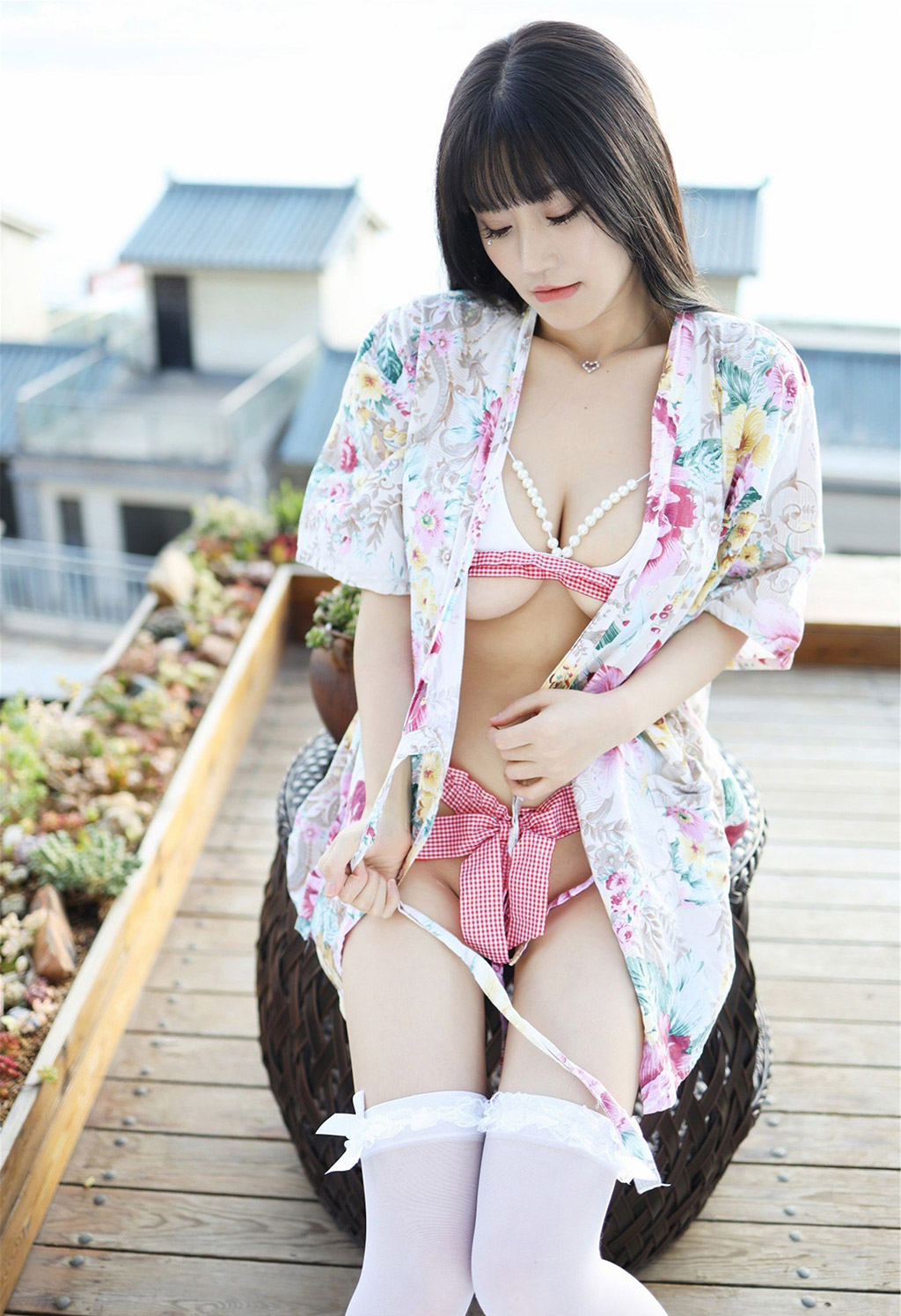 Flower Zhu Ke'er's outdoor uniquely curvaceous sexy figure