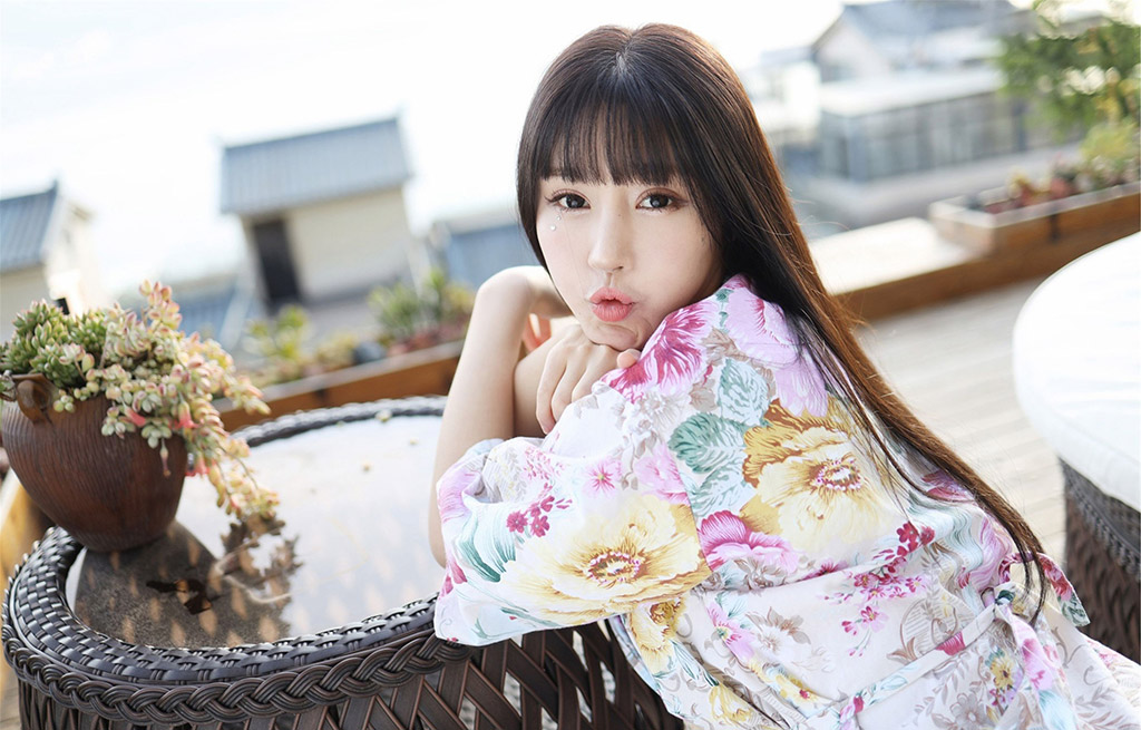 Flower Zhu Ke'er's outdoor uniquely curvaceous sexy figure
