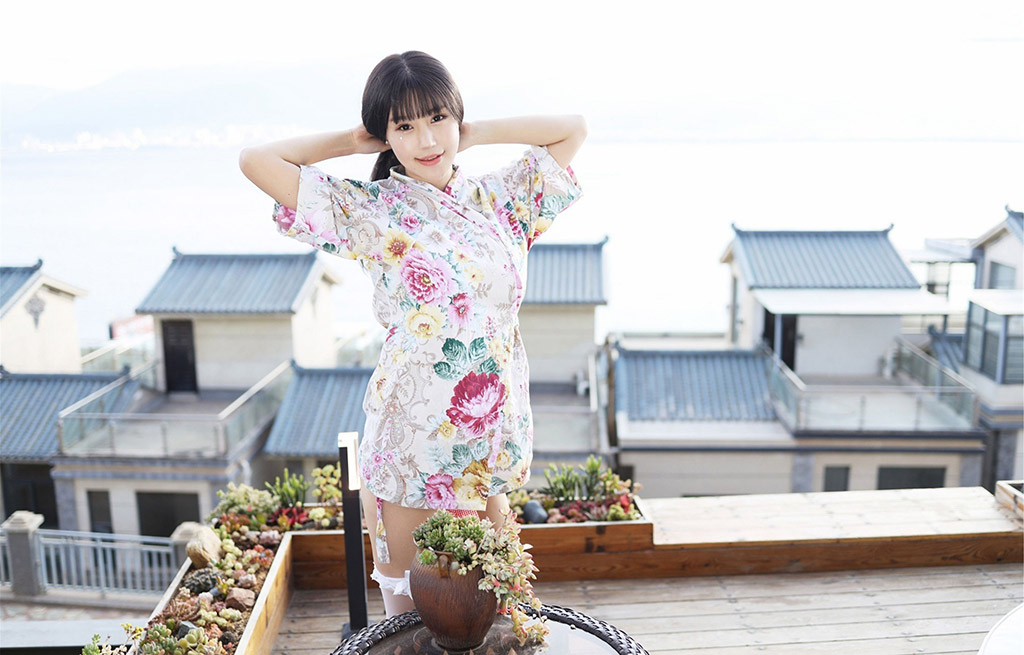 Flower Zhu Ke'er's outdoor uniquely curvaceous sexy figure