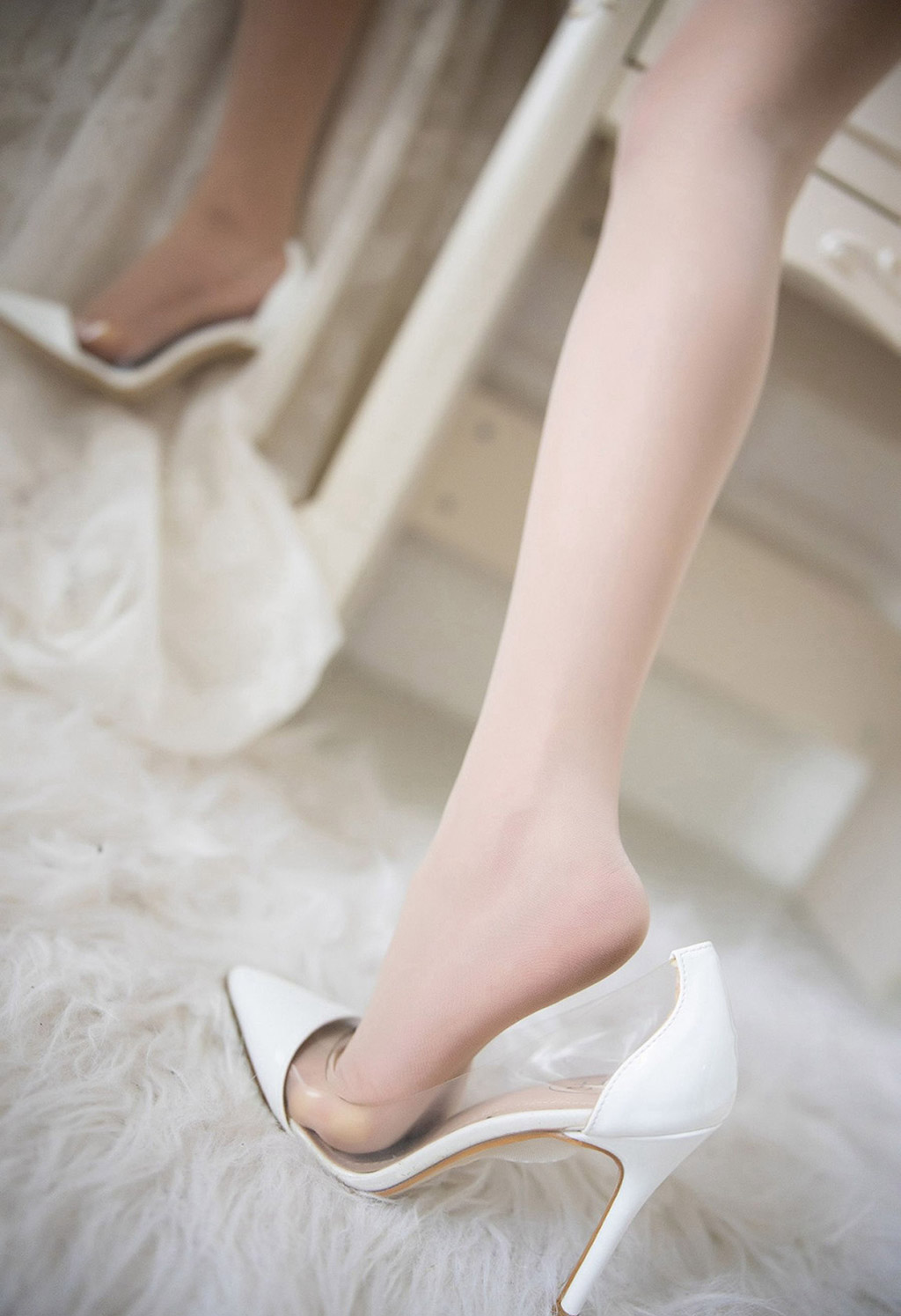Dương Thần Thần sugar cổ điển với nét quyến rũ của áo cờ bào, tất lụa và chân đẹp.
