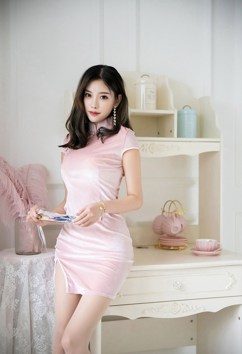 Dương Thần Thần sugar cổ điển với nét quyến rũ của áo cờ bào, tất lụa và chân đẹp.
