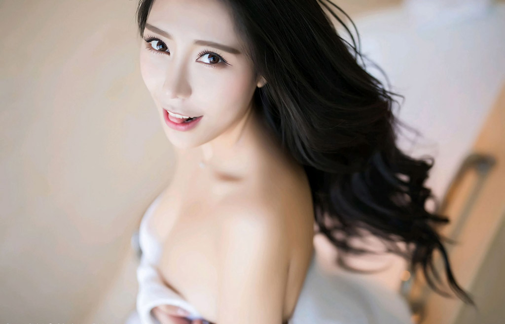 Nội y khoét lỗ của An Kha Er và bộ ngực hoàn hảo khổng lồ dưới áo choàng tắm.