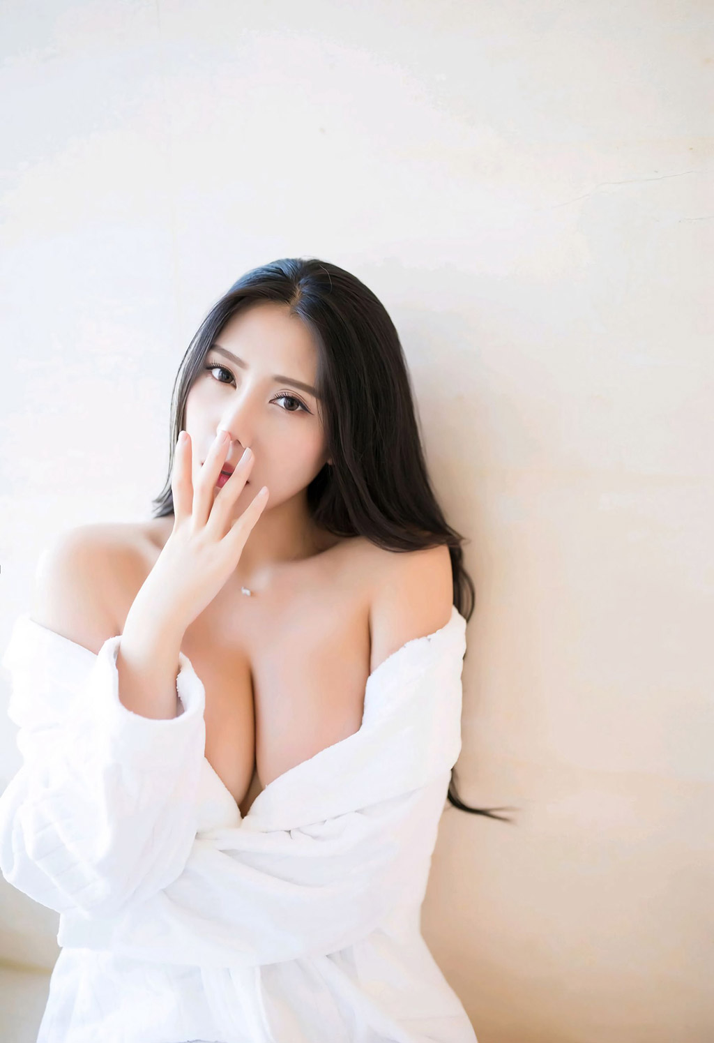 Nội y khoét lỗ của An Kha Er và bộ ngực hoàn hảo khổng lồ dưới áo choàng tắm.