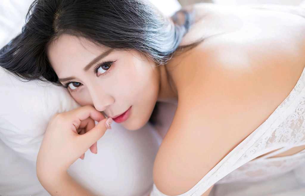 安可兒鏤空內衣與浴袍下的完美巨乳