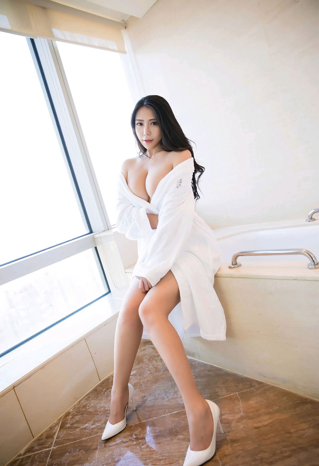 安可兒鏤空內衣與浴袍下的完美巨乳