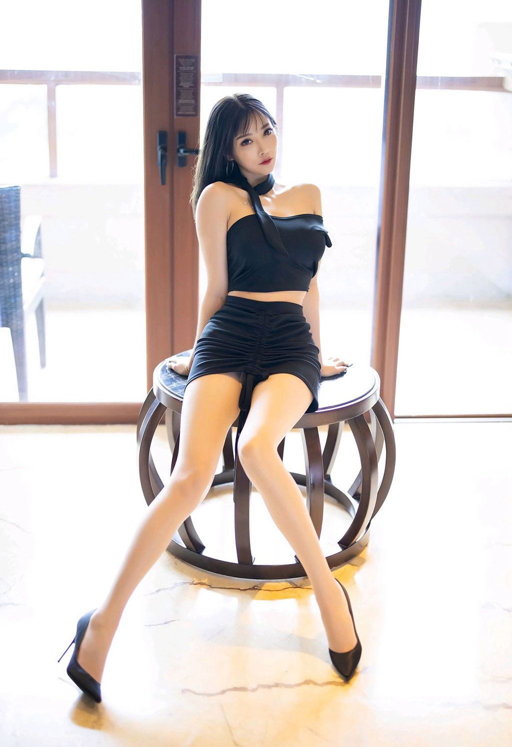 Yang Chenchen's black silk lingerie charm and the hazy temptation of stockings