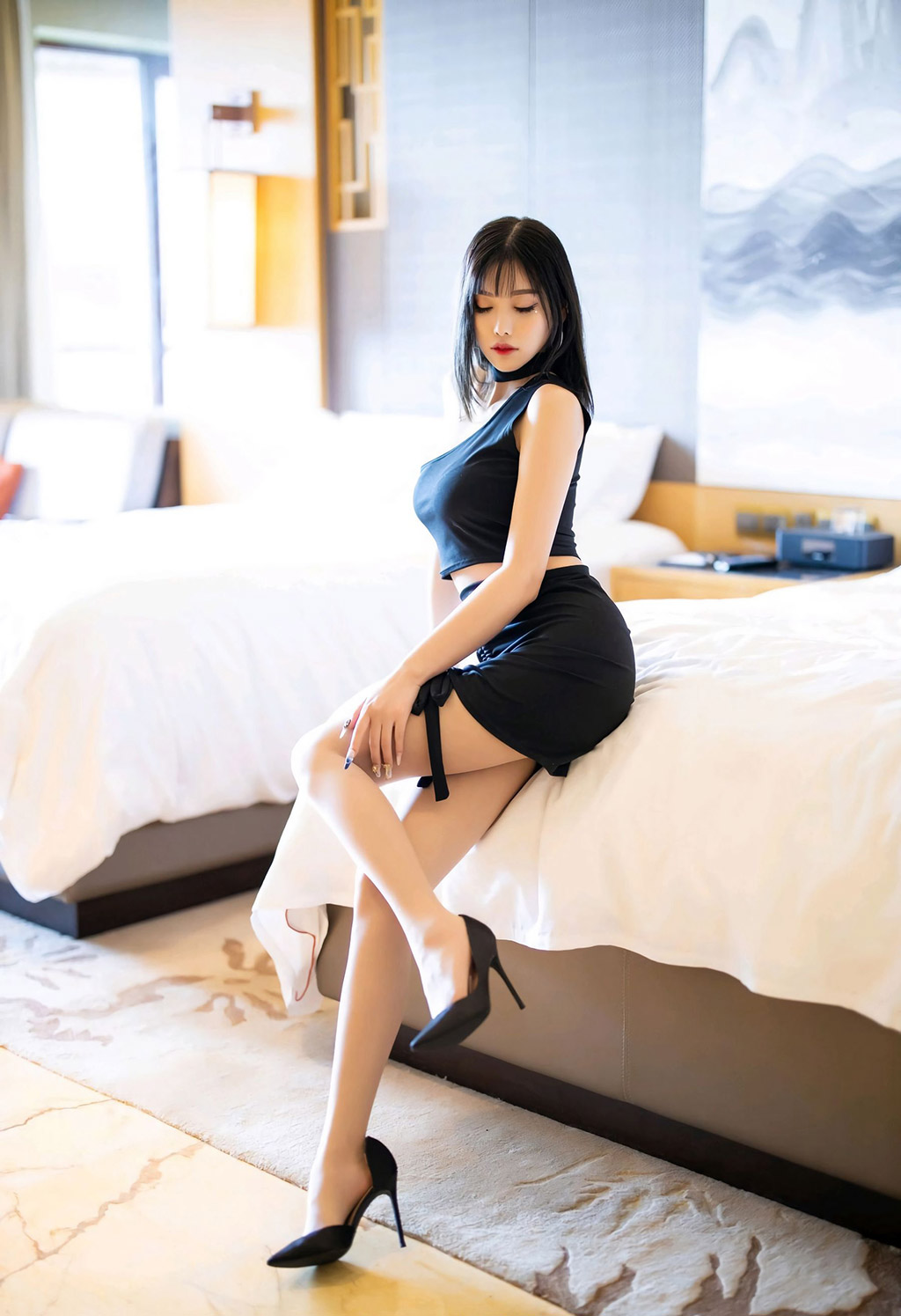 Sự quyến rũ của nội y đen lụa của Dương Thần Thần và sự cám dỗ mờ ảo của vớ lụa.