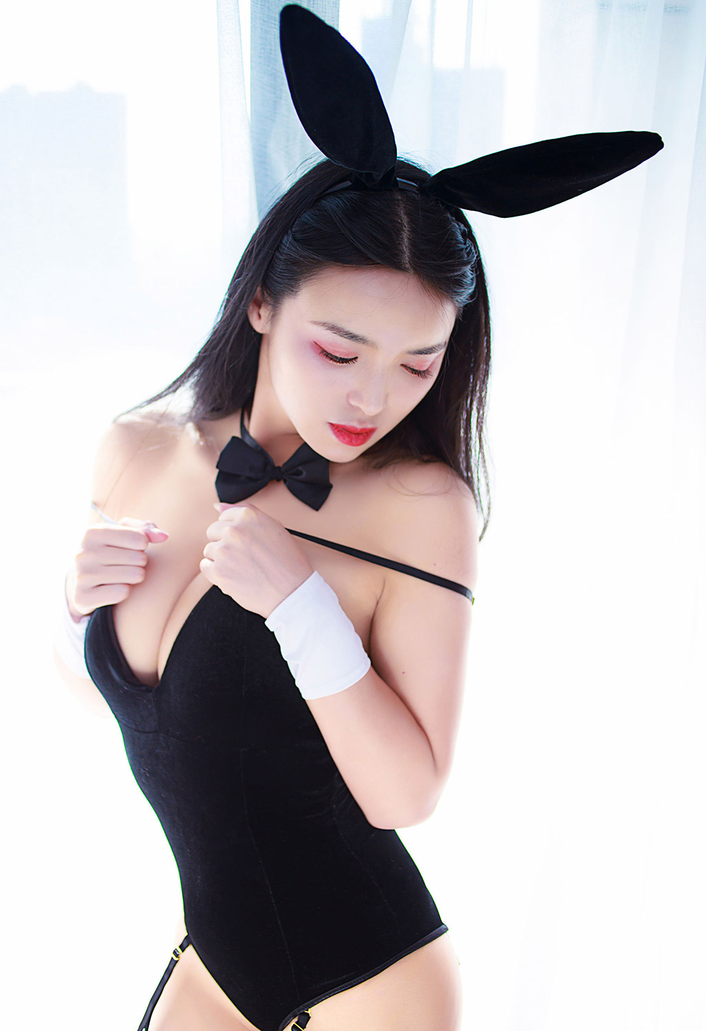 Kim Tĩnh Hy trong trang phục nội y sexy kiểu thỏ nữ lang.