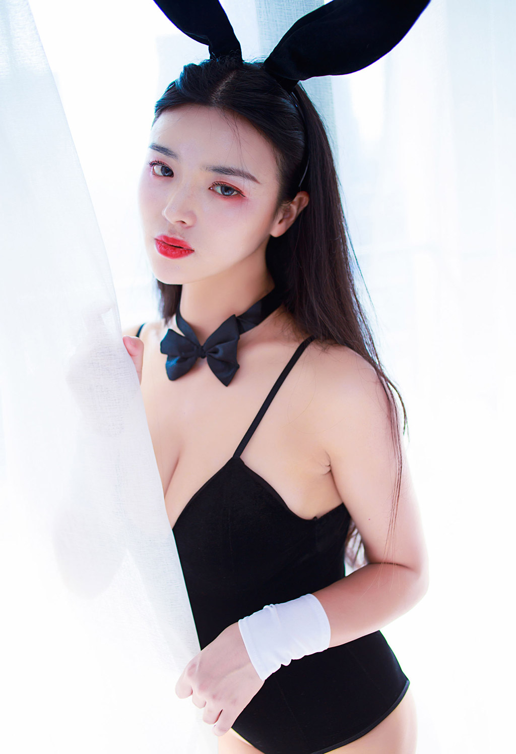 Kim Tĩnh Hy trong trang phục nội y sexy kiểu thỏ nữ lang.