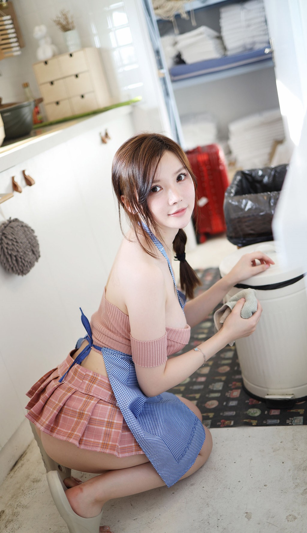 Nuomeizi Mini Gương Mặt Trẻ Trung Ngực Khổng Lồ Nữ Hầu Gái Tại Nhà Chủ Đề