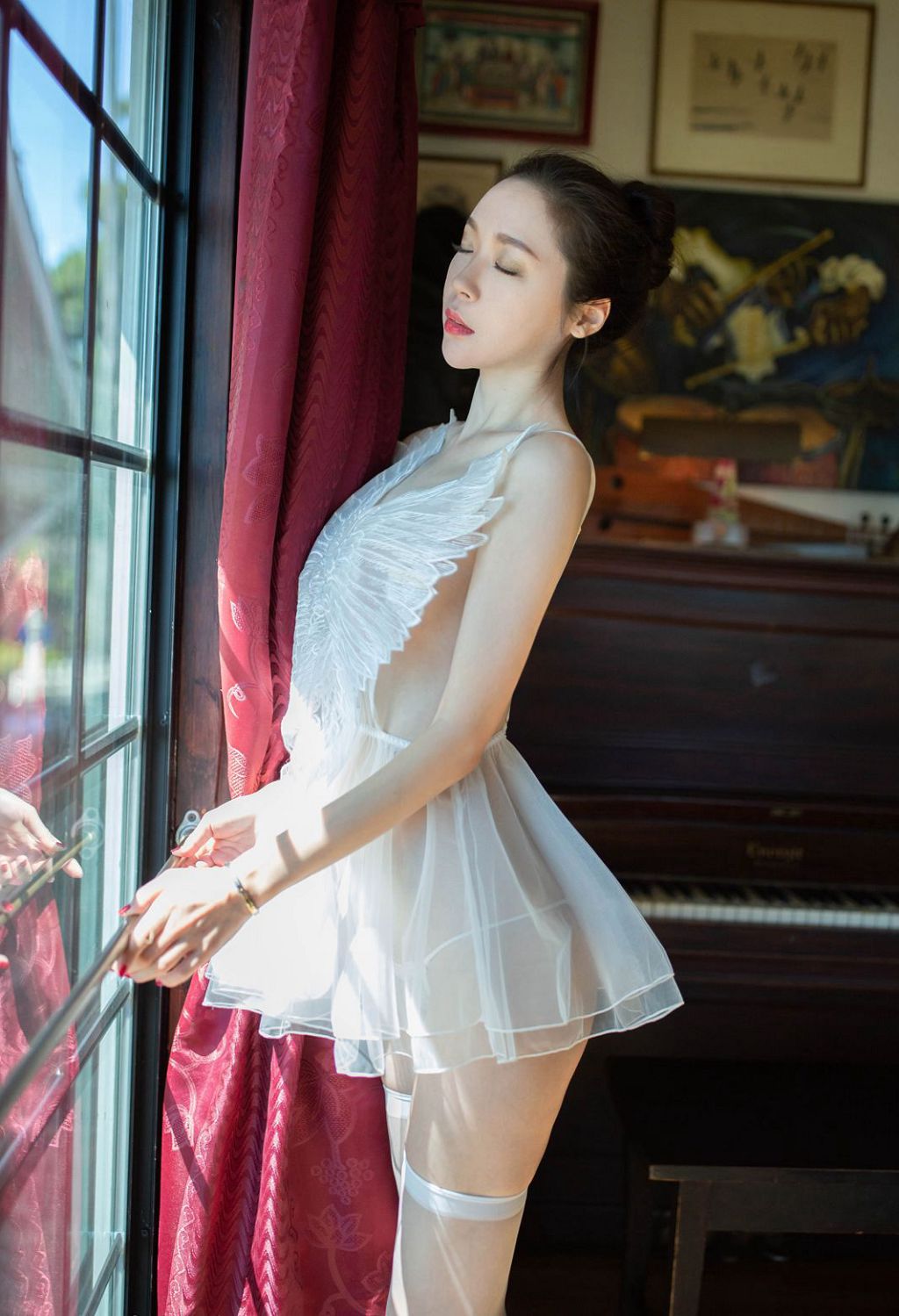 Bộ ảnh gợi cảm với váy ren ba lê của mỹ nữ Mộng Tâm Nguyệt, sự cám dỗ của chân dài và tất trắng.