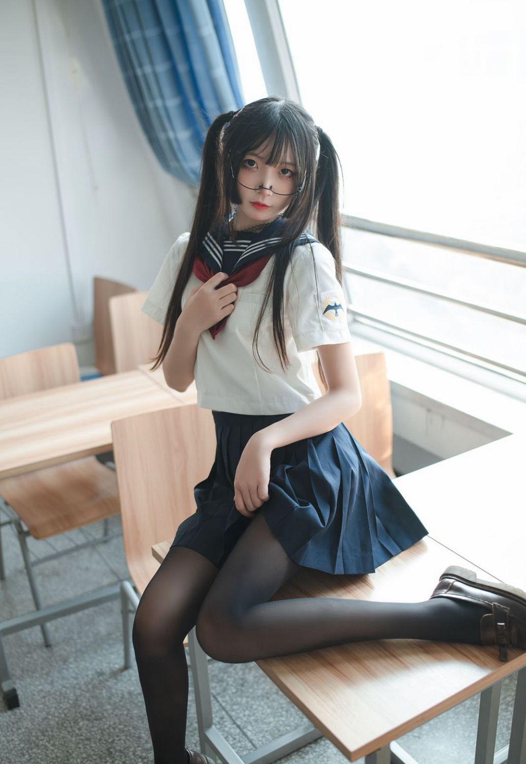 Ảnh cosplay gái trẻ quy mô lớn, gợi cảm với tất đen HD.