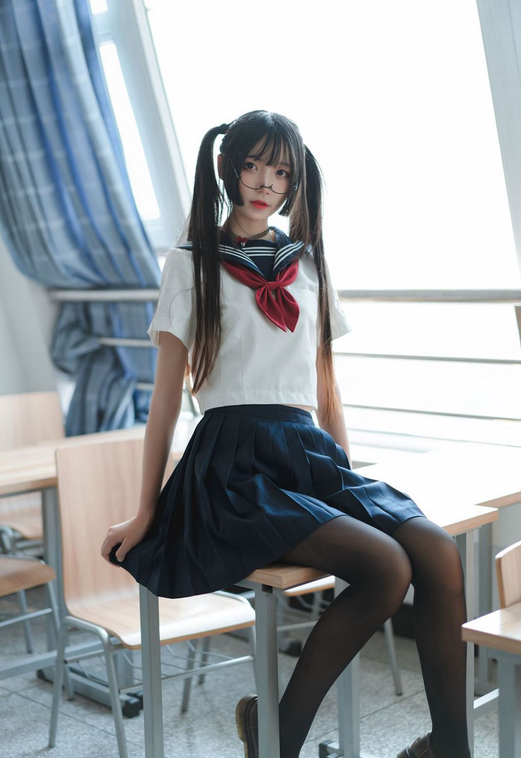 Ảnh cosplay gái trẻ quy mô lớn, gợi cảm với tất đen HD.