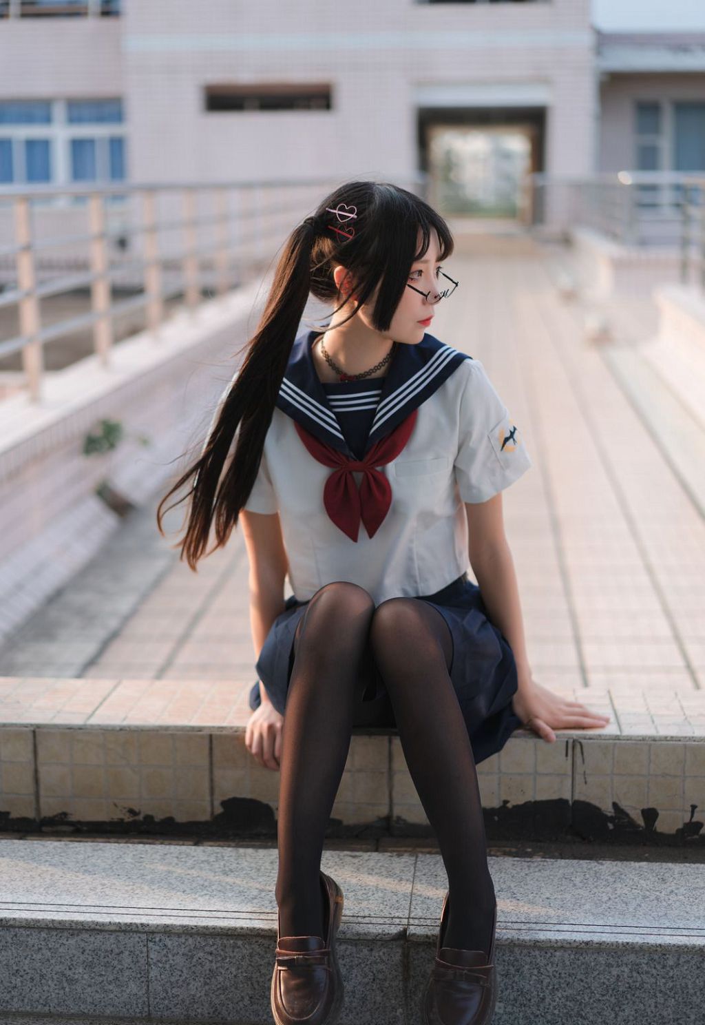 Ảnh cosplay gái trẻ quy mô lớn, gợi cảm với tất đen HD.