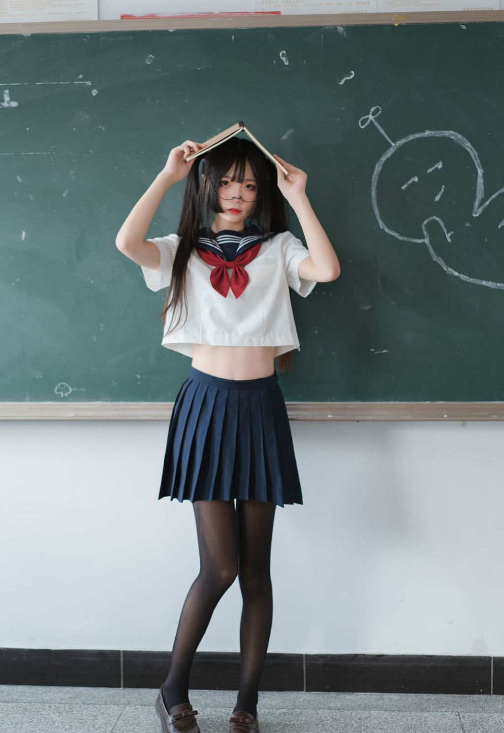 Ảnh cosplay gái trẻ quy mô lớn, gợi cảm với tất đen HD.