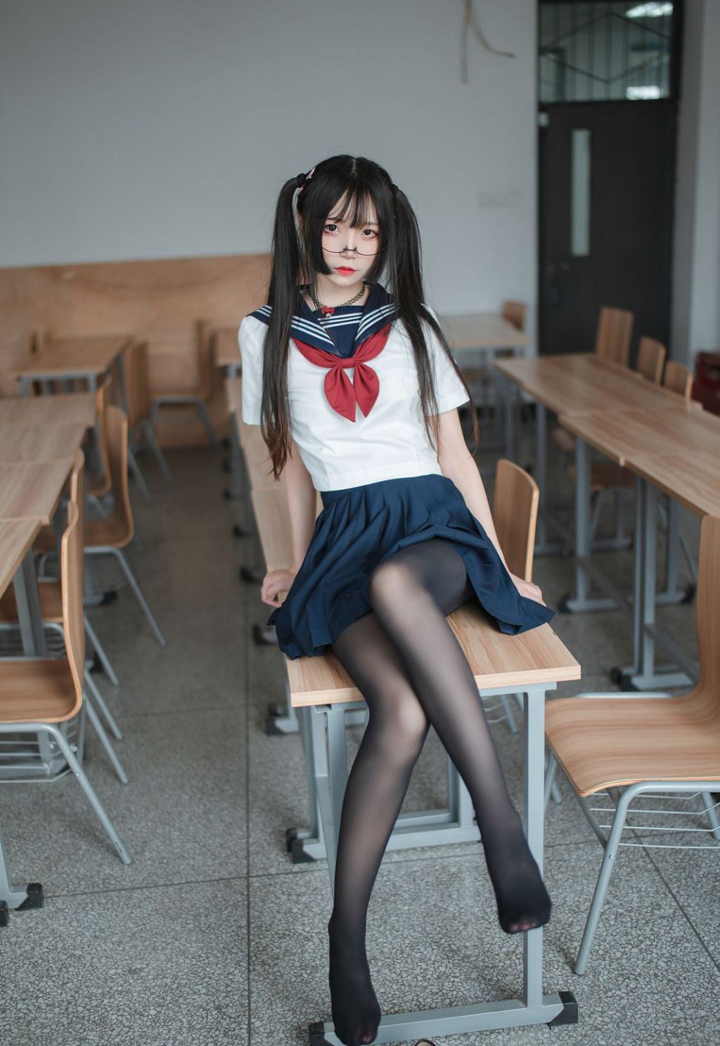 Ảnh cosplay gái trẻ quy mô lớn, gợi cảm với tất đen HD.