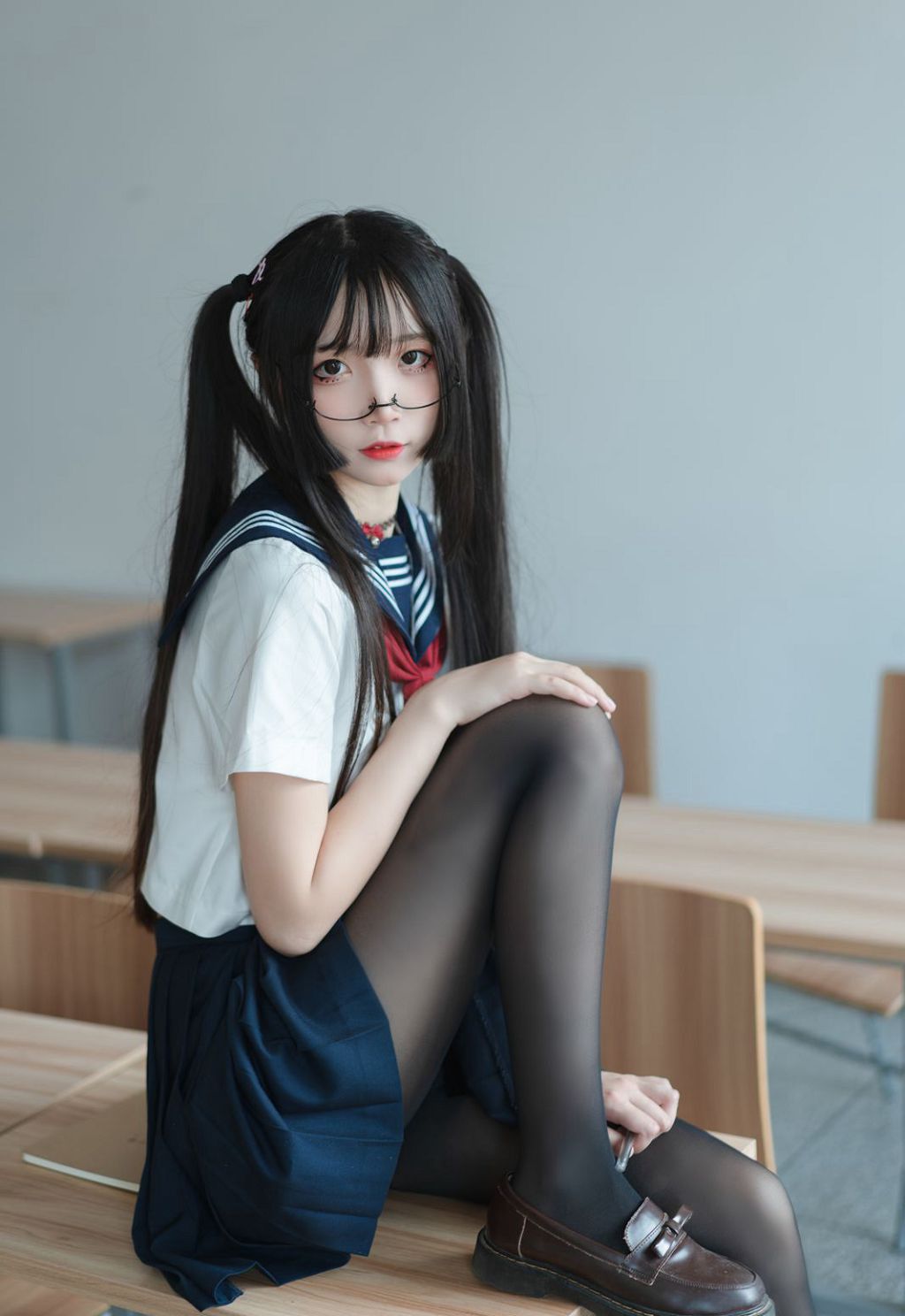 Ảnh cosplay gái trẻ quy mô lớn, gợi cảm với tất đen HD.