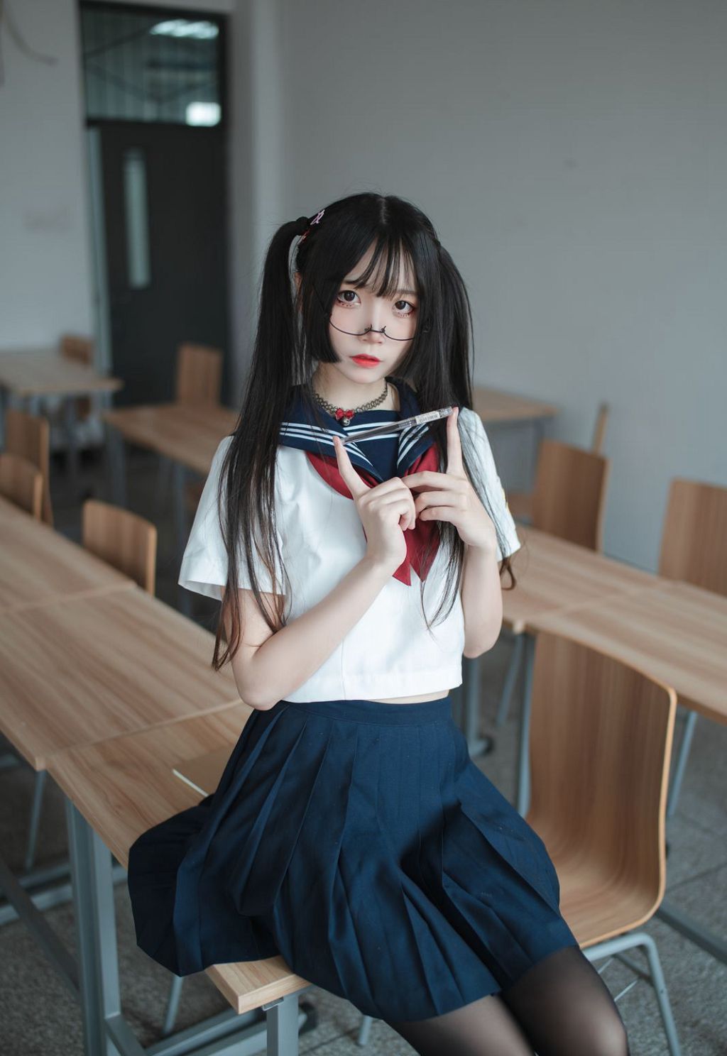Ảnh cosplay gái trẻ quy mô lớn, gợi cảm với tất đen HD.