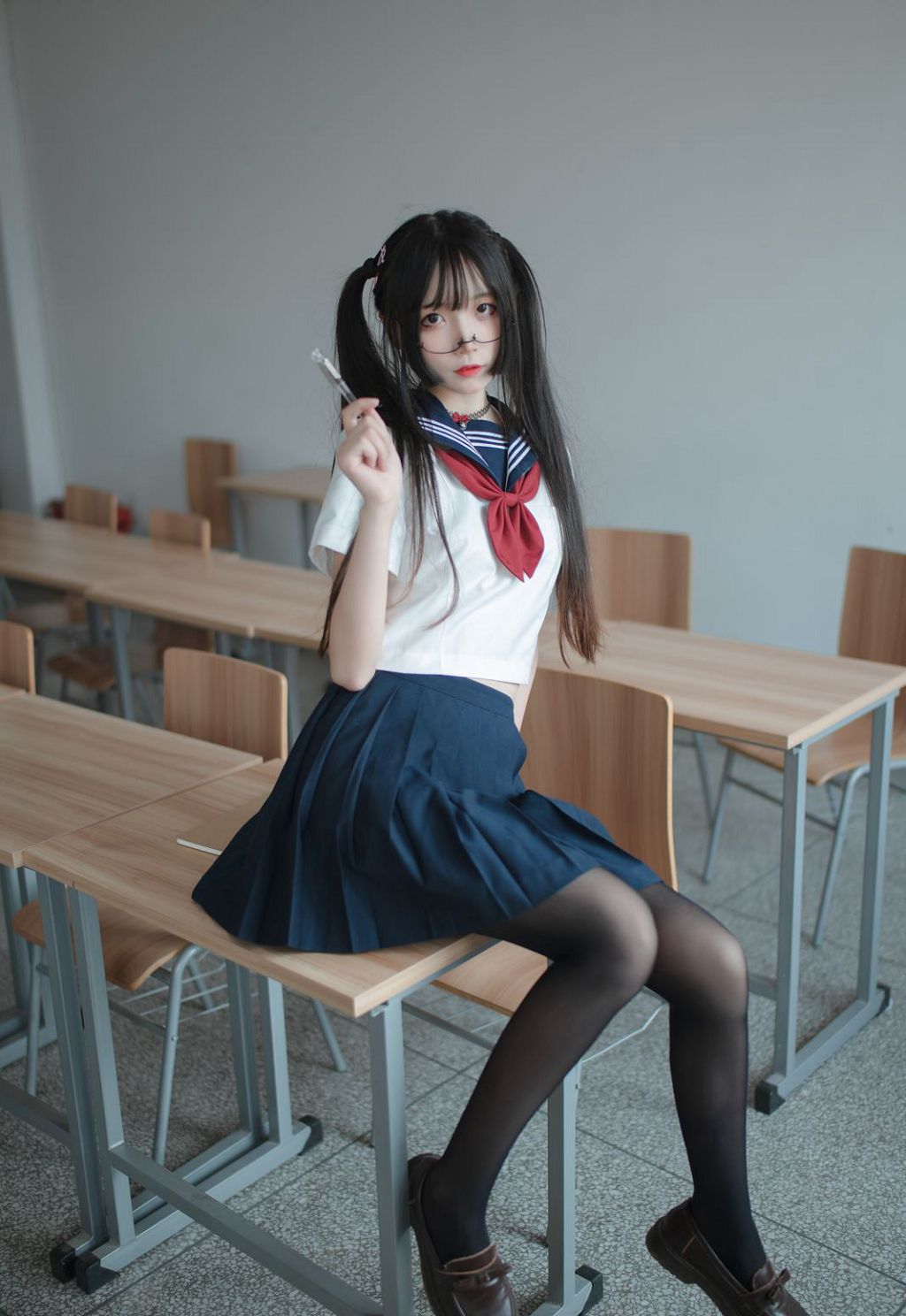 Ảnh cosplay gái trẻ quy mô lớn, gợi cảm với tất đen HD.