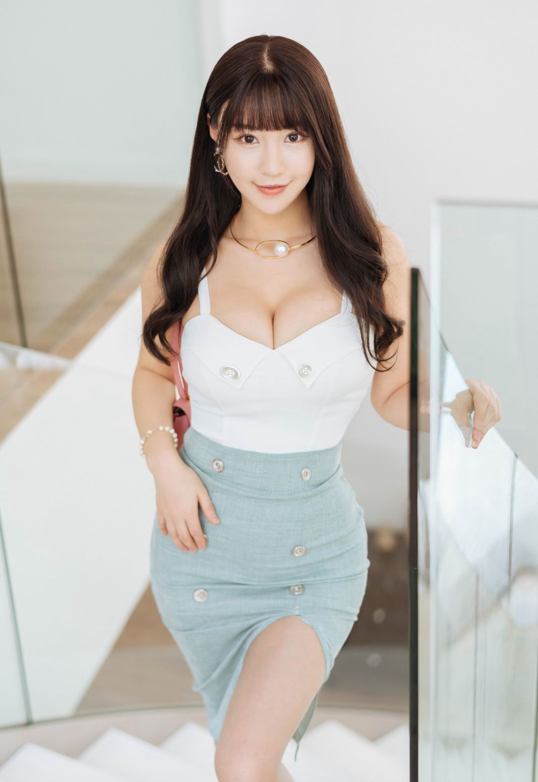 Zhu Ke'er's High-Definition Photos: Flesh-Colored Stockings, Perky Buttocks, Uniform, Young Model with Bountiful Breasts Human Body Photography