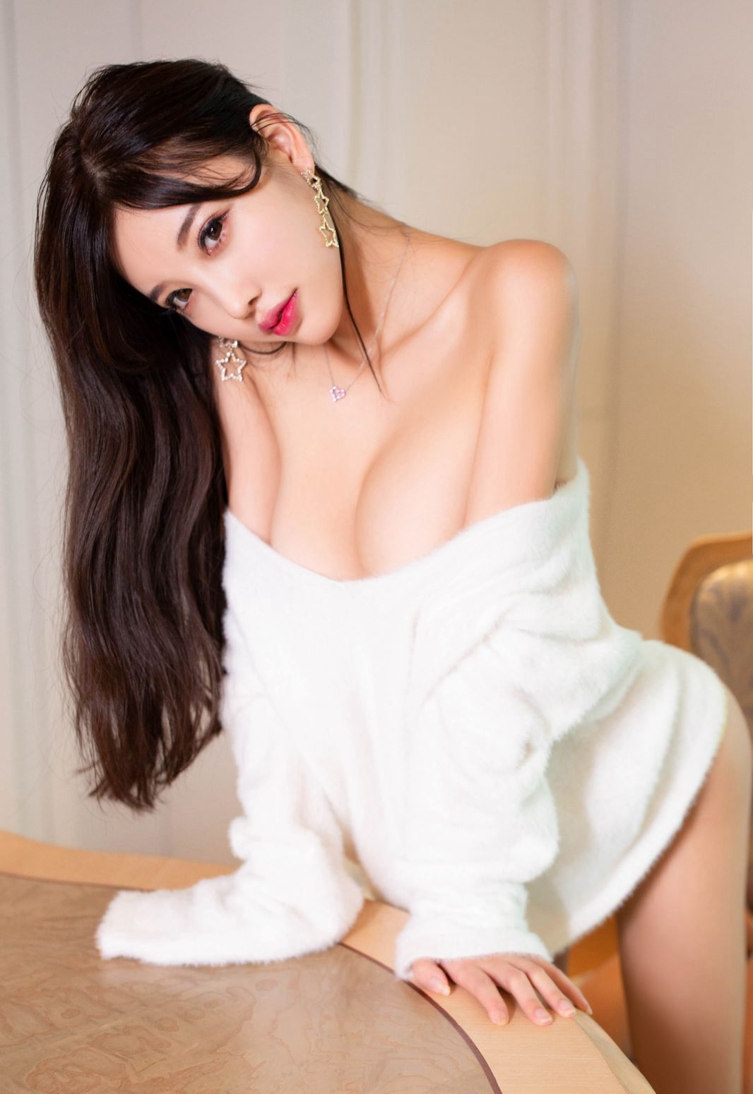 楊晨晨性感翹臀絲襪美腿高清風騷巨乳寫真