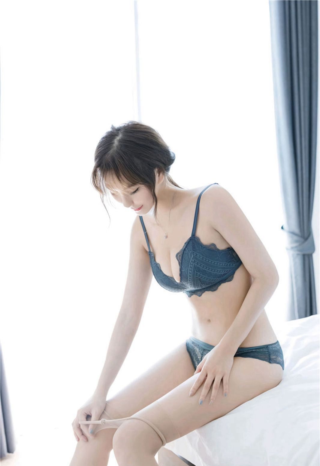 ลาวีเนีย เนื้ออวบ โก่งก้น ยั่วเย้า กระโปรงรัดรูป ขาเรียวยาว ถุงน่อง รองเท้าส้นสูง ยั่วเย้า