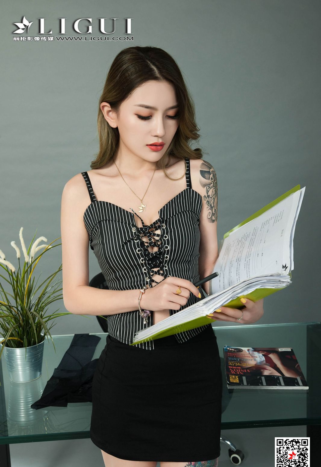 黒シルクの美しい脚、麗柜の美女モデル、セクシーな感情趣内衣の高画質セット写真