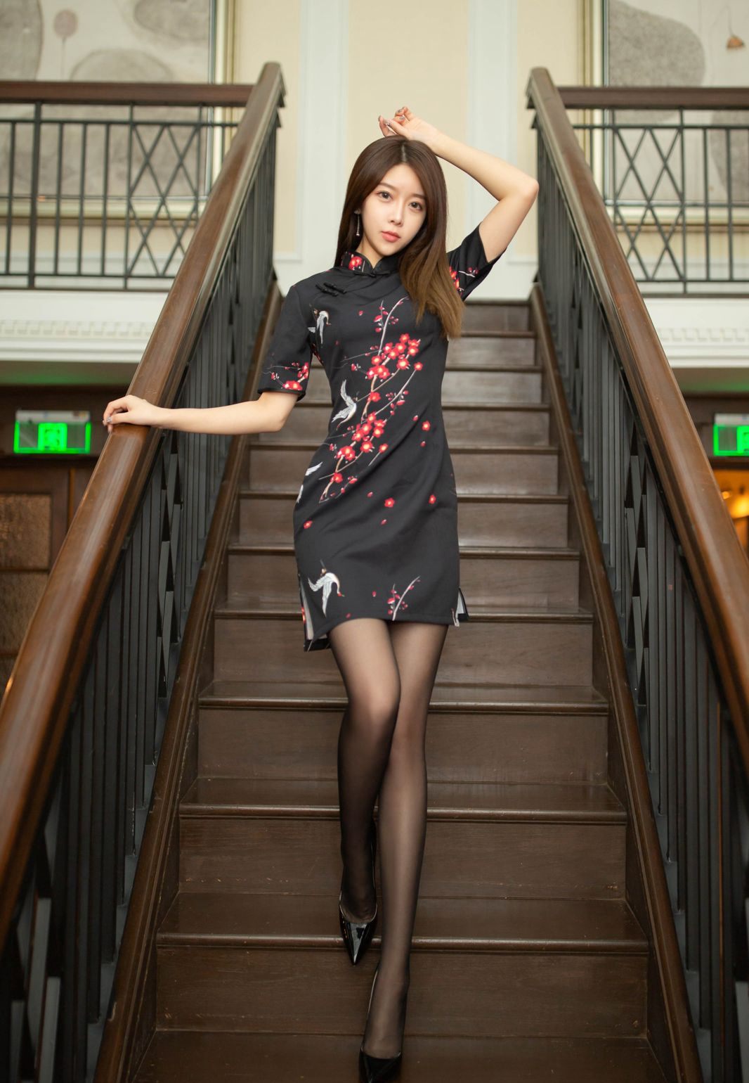 夏詩雯Sally勾魂絲襪美腿酒店挑逗姿勢誘惑翹臀