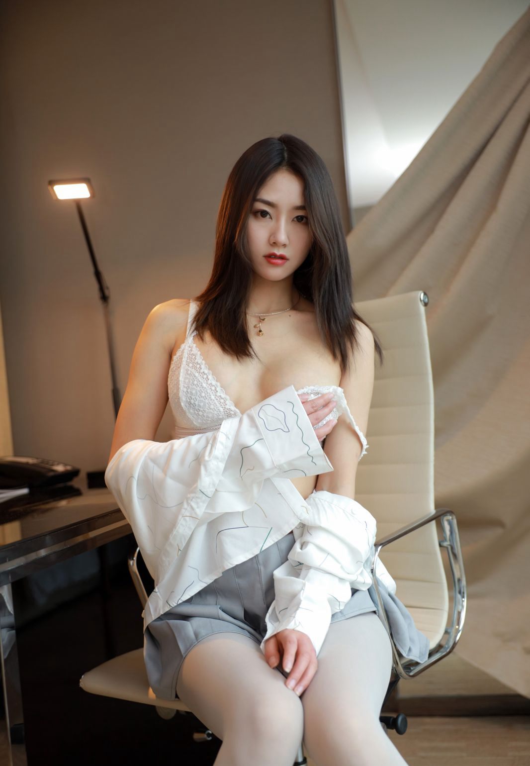 性感白丝袜雪白美腿诱惑翘臀美女方子萱