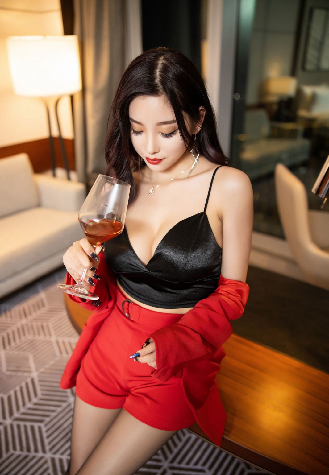 Yang Chenchen sugar with cold and alluring temperament, black silk, beautiful legs, high heels, jade feet temptation
